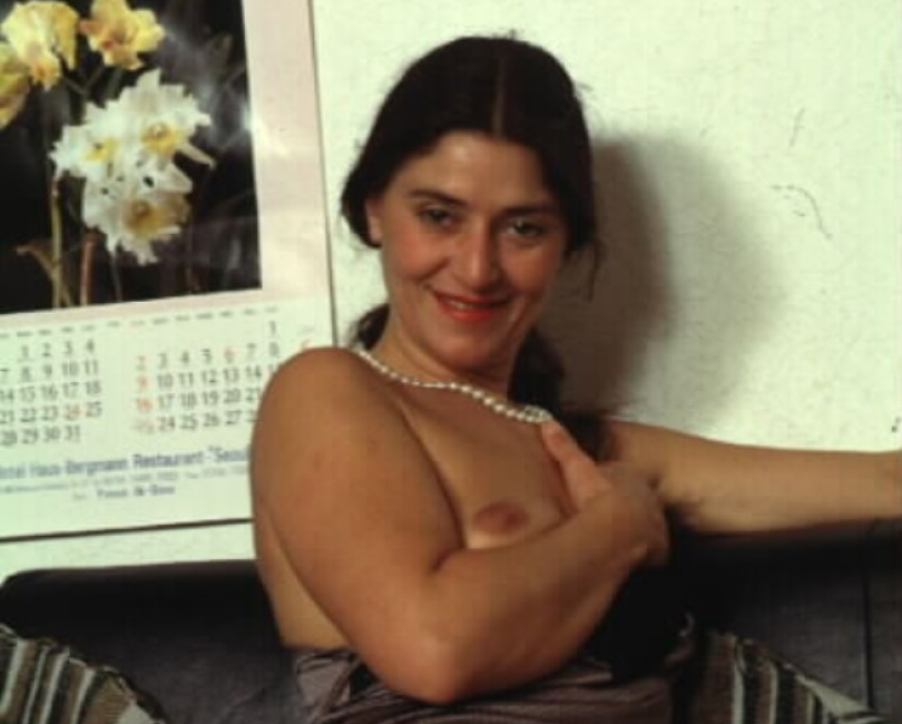 Reife Amateurin! Geile Sexbilder auf der Couch